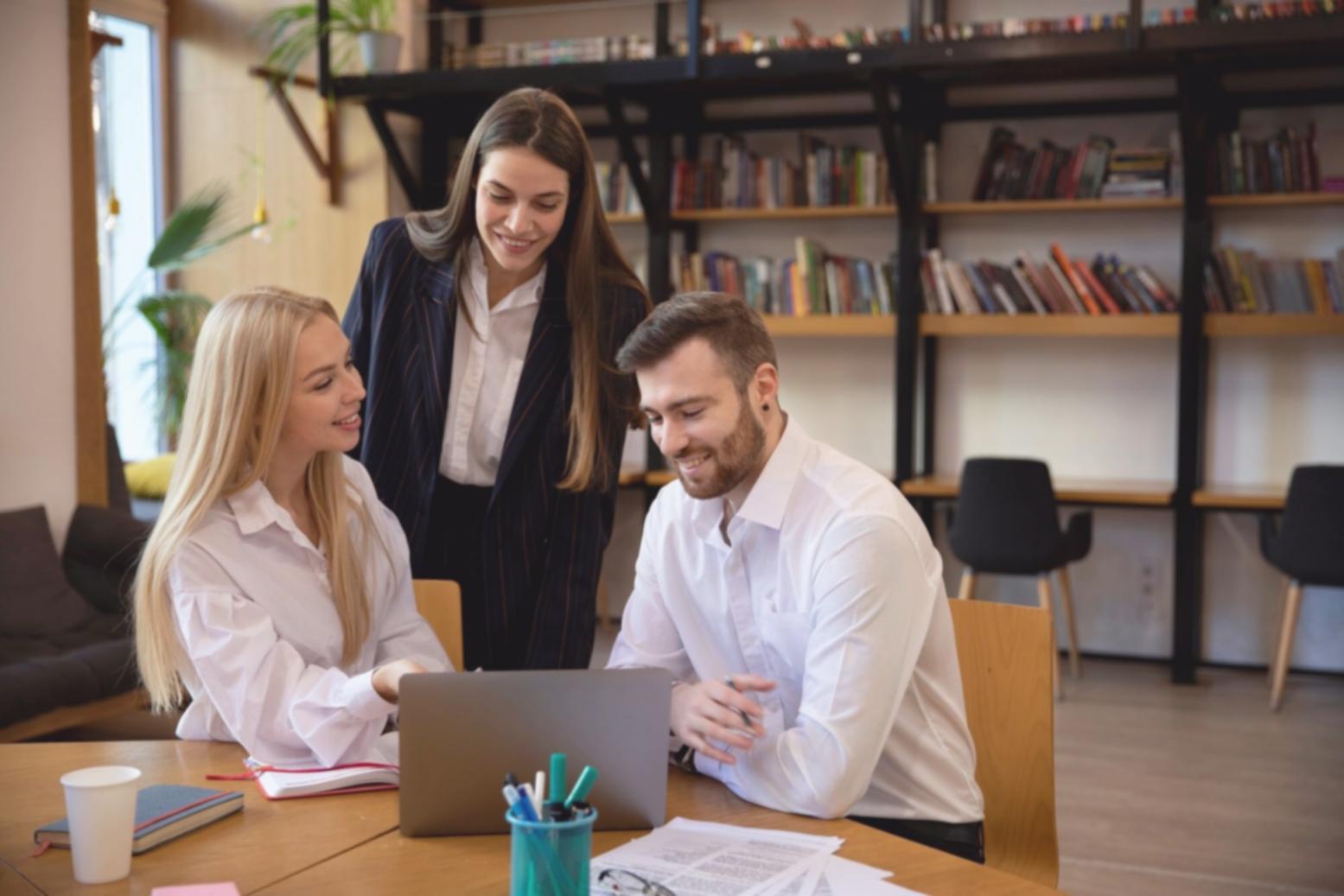 Profesionales trabajando en análisis financiero