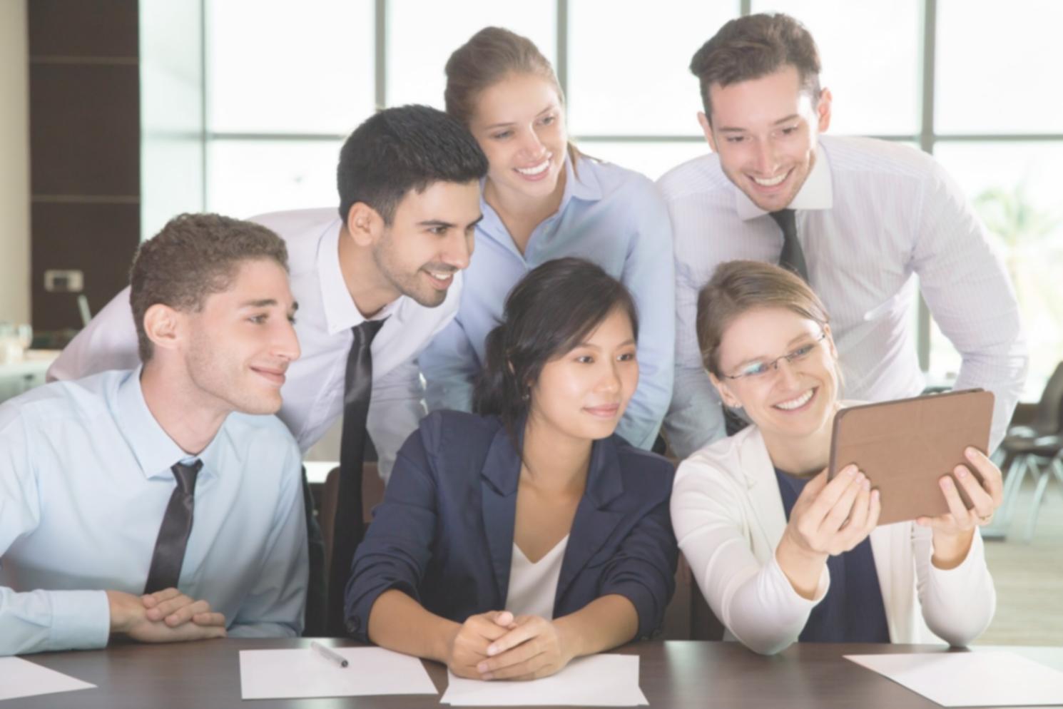 Consulta personalizada sobre métodos de responsabilidad financiera en oficina moderna